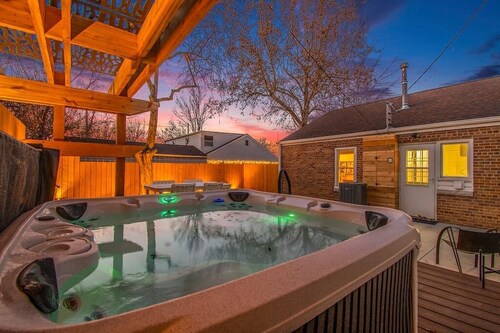 Relaxing Spot with Zen Garden & Year-Round Hot Tub!