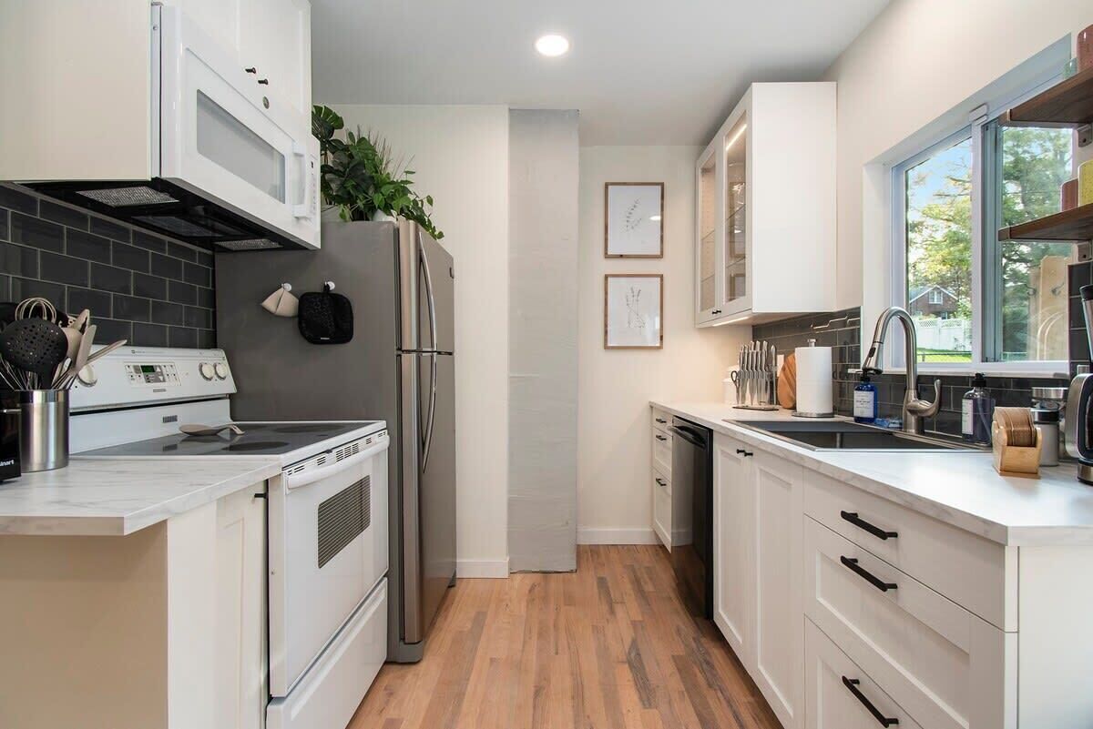 Køleskab, mikrobølgeovn, ovn, kogeplade