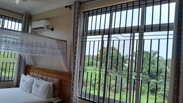 Quarto casal standard | Escrivaninha, Wi-Fi de cortesia