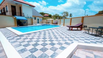 Swim-up bar
