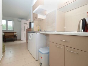 Kokeplater, kaffetrakter/tekoker og kjøkkenutstyr