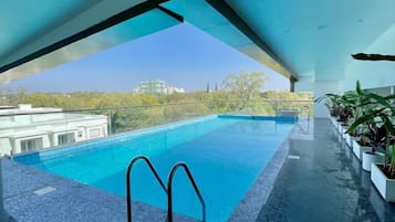 Una piscina interior moderna con vistas despejadas del paisaje urbano de fondo.