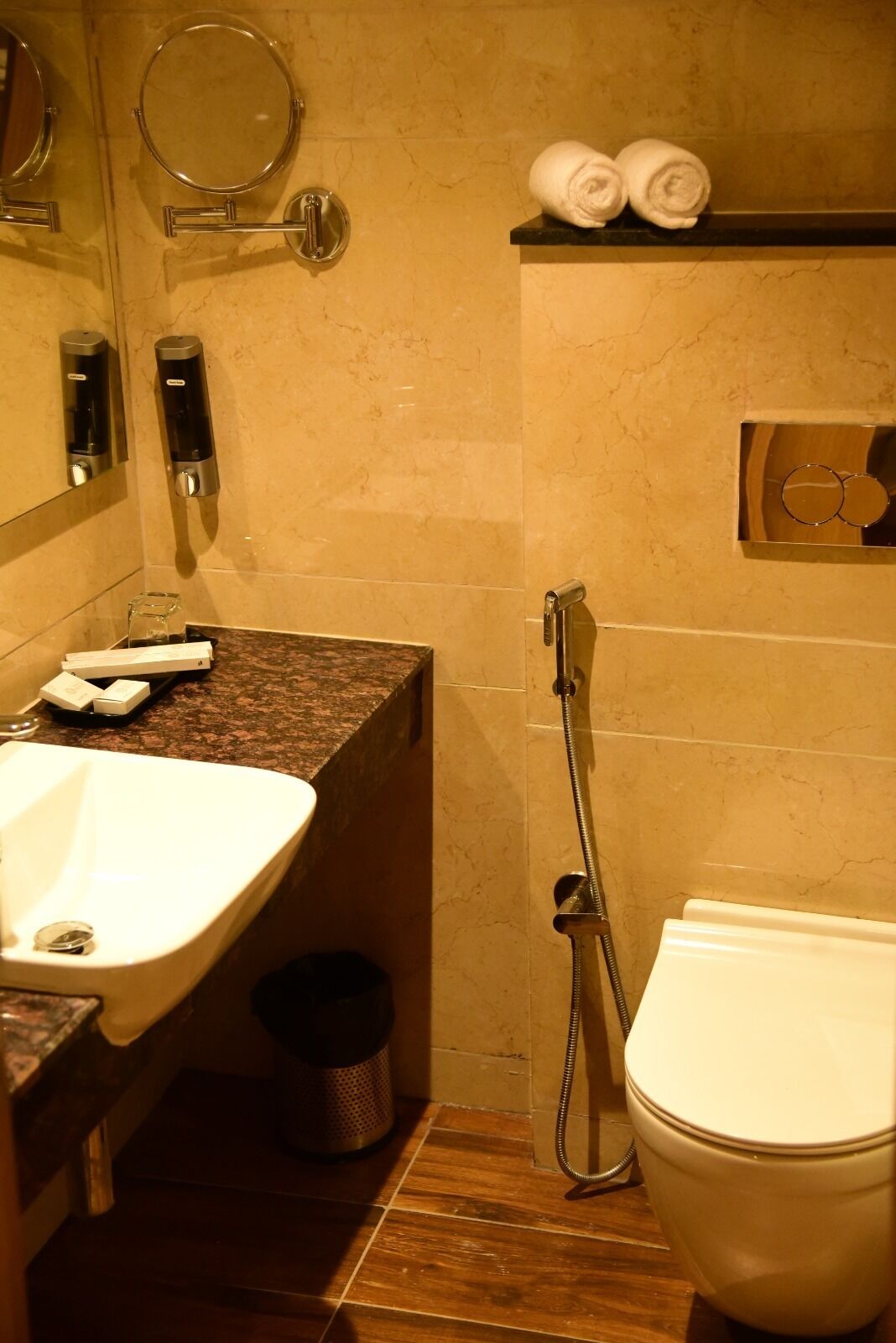 Une salle de bain équipée d’un lavabo, d’un miroir, d’un porte-serviettes et de toilettes.