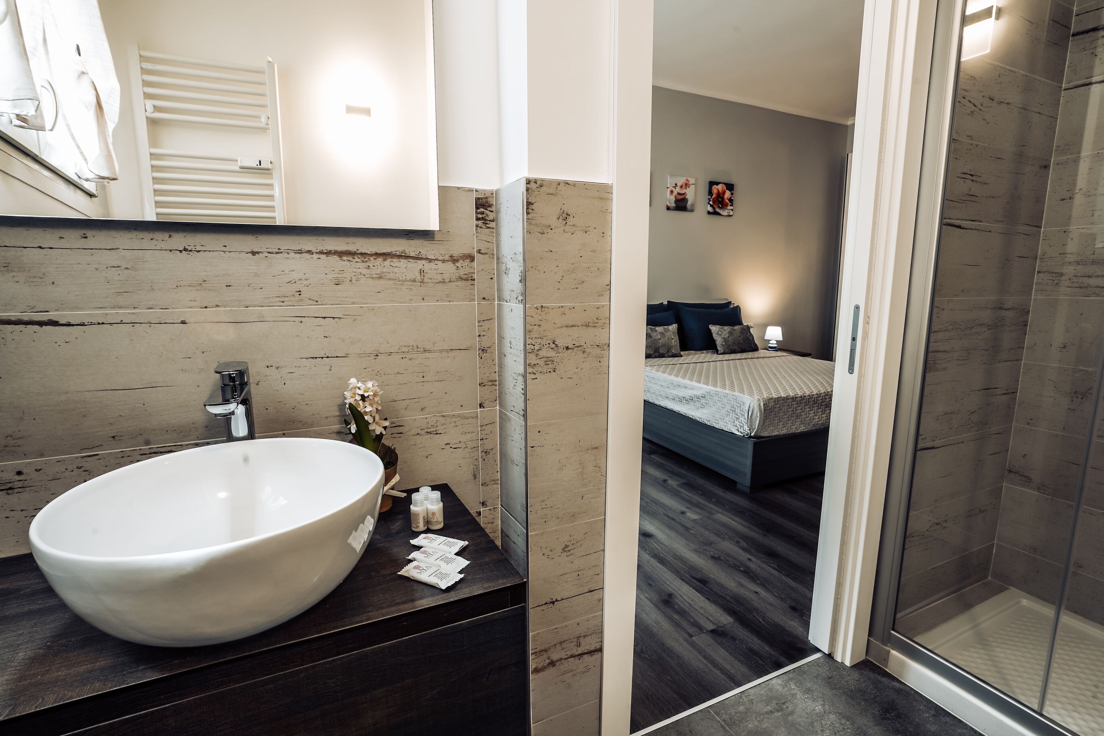 Douche, sèche-cheveux, bidet, serviettes fournies