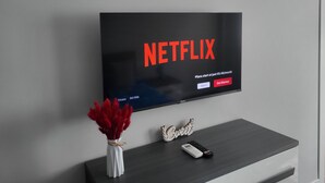 Una TV a schermo piatto montata a parete con il logo Netflix.