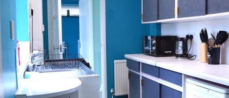 Réfrigérateur, micro-ondes, four, cafetière/bouilloire