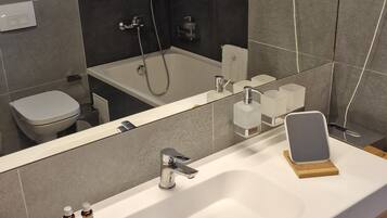 Comfort-Apartment | Zimmersafe, Schreibtisch, laptopgeeigneter Arbeitsplatz