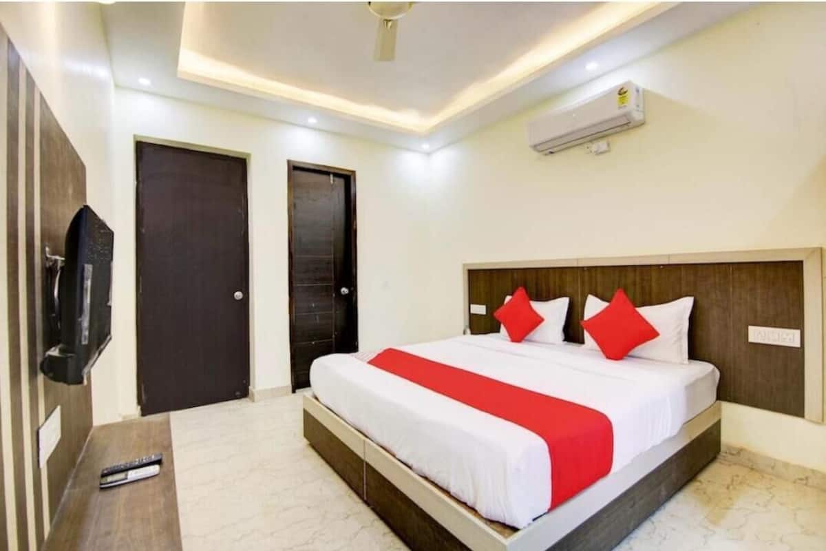 Desk, laptop workspace, cribs/infant beds, free WiFi