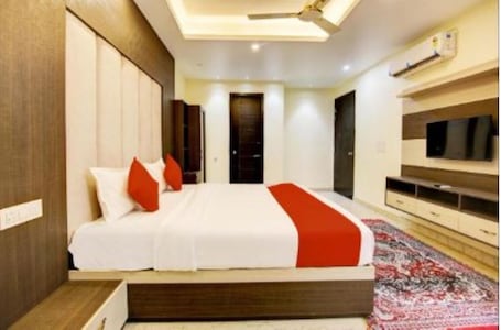 Desk, laptop workspace, cribs/infant beds, free WiFi