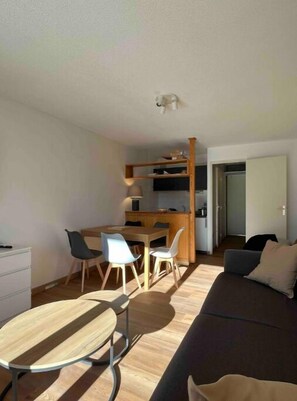 TV - Renovated 4-person apartment - South-facing (Allos)