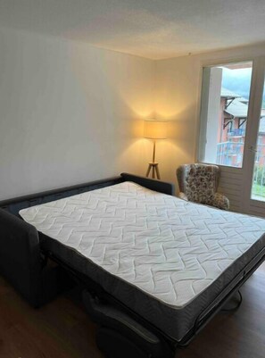 Interior - Renovated 4-person apartment - South-facing (Allos)