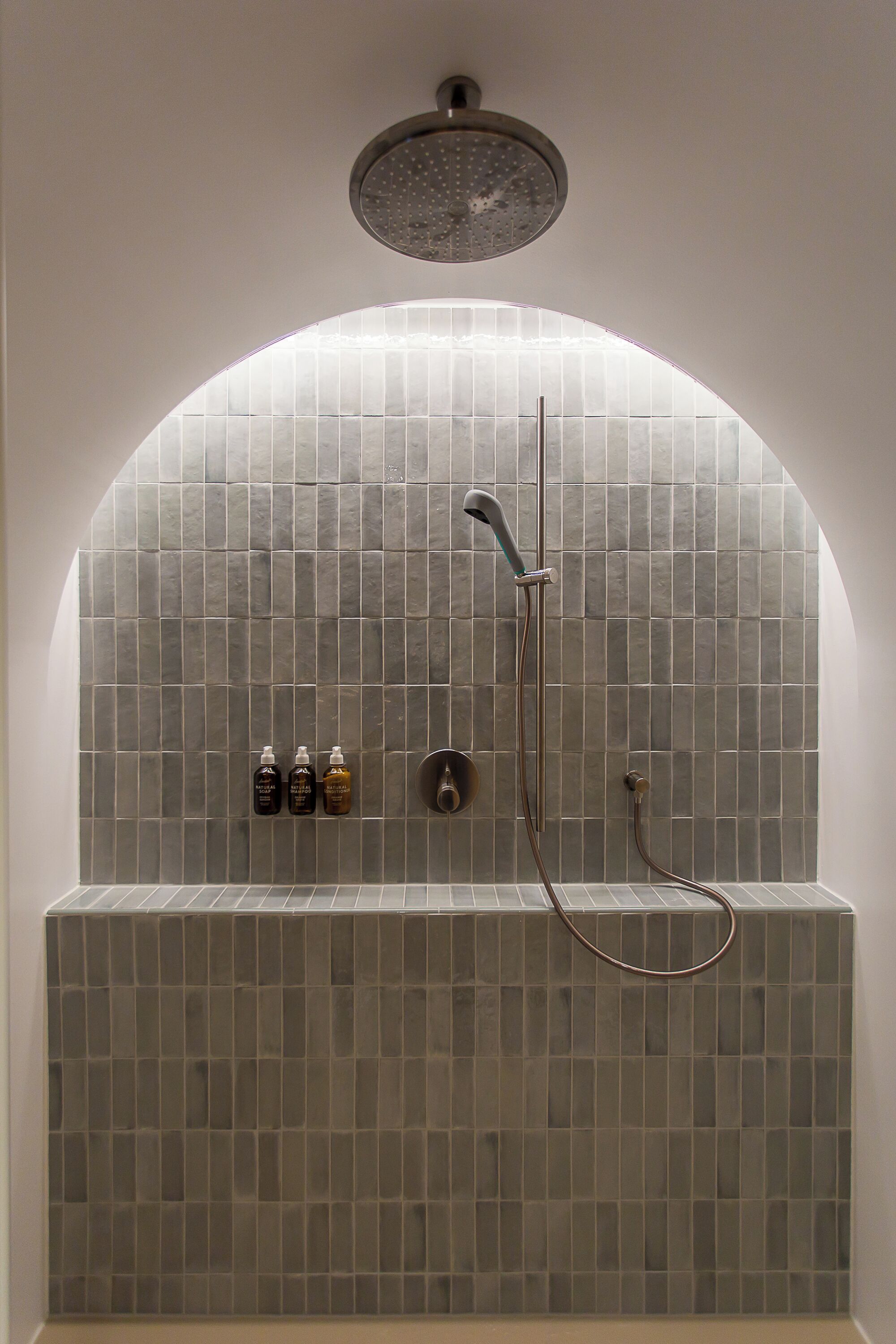 Douche, douche à « effet pluie », sèche-cheveux, peignoirs