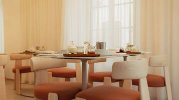 Un comedor moderno con sillas y mesas de madera, con un diseño limpio y minimalista.