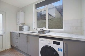 Fridge, microwave, oven, stovetop - Seaside Haven on Newcomen Grove: Redcar Retreat (Redcar and Cleveland)