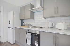 Fridge, microwave, oven, stovetop - Seaside Haven on Newcomen Grove: Redcar Retreat (Redcar and Cleveland)
