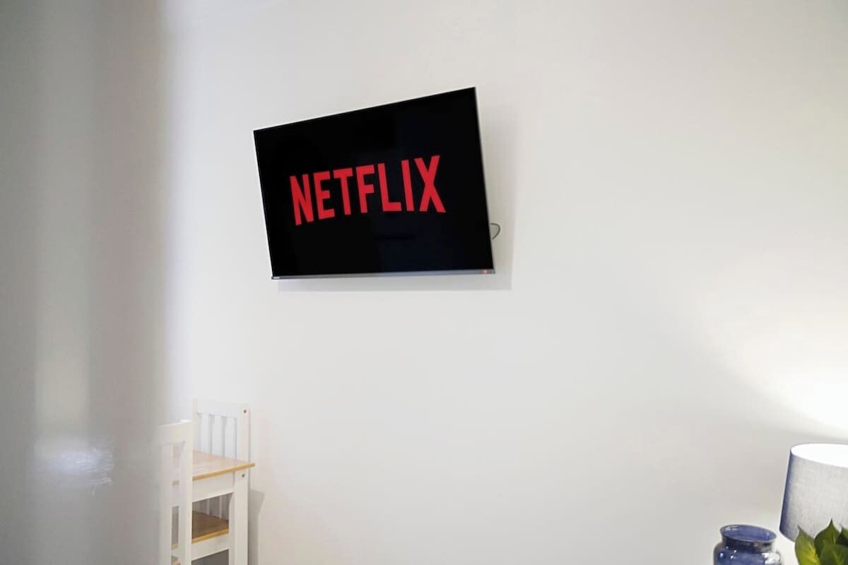 Un televisor montado en la pared con el logotipo de Netflix.