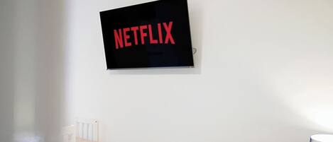 Un televisor montado en la pared con el logotipo de Netflix.