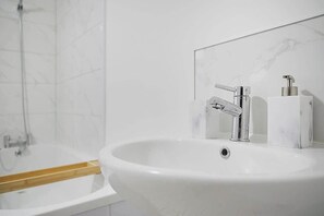 Douche, sĂšche-cheveux, shampoing