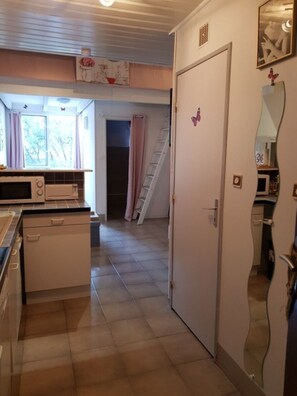 Kylskåp, mikrovågsugn, ugn och spishäll