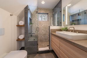 Een douche, handdoeken