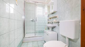 Apartment, 1 Bedroom, Balcony, Garden View | Bathroom