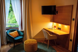 Hypo-allergenic bedding, individually decorated, desk, laptop workspace - Hotel Restaurant St. Germanshof (Bobenthal)