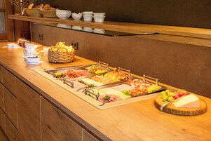 Un bufé con distintos alimentos y utensilios.