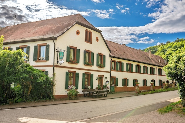 A traditional building with a white facade, green shutters, and a tiled roof. - Hotel Restaurant St. Germanshof (Bobenthal)