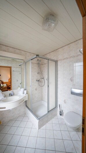 Superior Room | Bathroom - Hotel Restaurant St. Germanshof (Bobenthal)