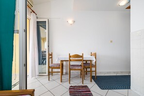 Appartement, 1 chambre, balcon, vue sur le jardin | Restauration