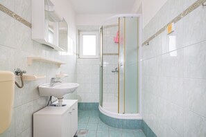 Appartement, 1 chambre, balcon, vue sur le jardin | Salle de bain