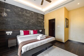 Tabla de planchar con plancha, wifi gratis y ropa de cama 