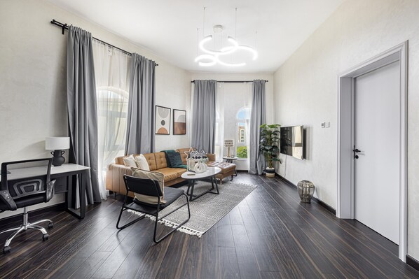 TV - Cozy and spacious apartment- 5min walk to metro (Dubai)