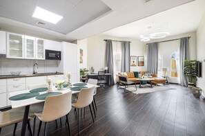 Fridge, microwave, oven, stovetop - Cozy and spacious apartment- 5min walk to metro (Dubai)