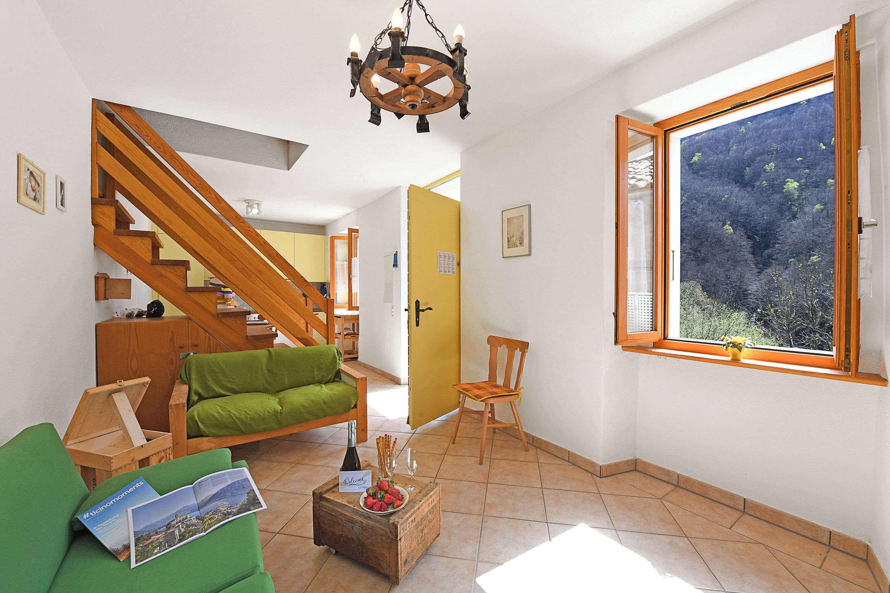 Televisi layar datar 21-inci dengan saluran TV kabel, TV, dan perapian