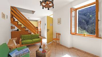 Televisi layar datar 21-inci dengan saluran TV kabel, TV, dan perapian