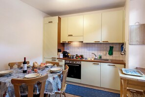 Standard House, Multiple Bedrooms, Mountainside (Casa Lara) | Private kitchen | Fridge, oven, stovetop, dishwasher - Casa Lara (Lugano)