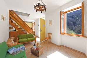 Casa Standard, camere multiple, lato montagna (Casa Lara) | Area soggiorno | TV a schermo piatto 21 pollici con canali via cavo, TV, caminetto