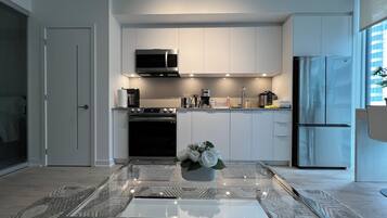 Réfrigérateur, four à micro-ondes, un four, surface de cuisson