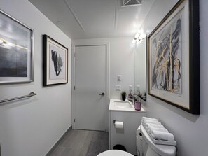 Hiustenkuivaaja, pyyhkeet, saippua, vessapaperi