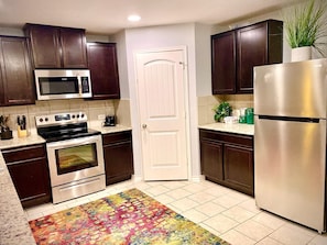 Refrigerador, microondas, horno y parrilla de estufa