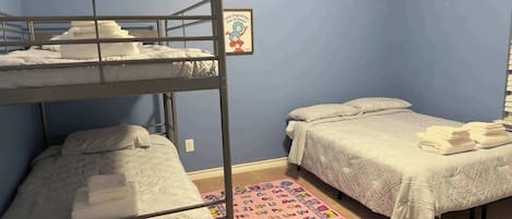 4 habitaciones, tabla de planchar con plancha, cuna de viaje y wifi