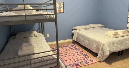 Large Cold/Hot tub House by SeaWorld & Lackland