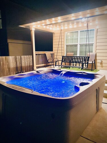 Large Cold/Hot tub House by SeaWorld & Lackland