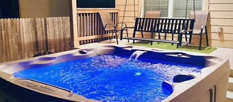 Large Cold/Hot tub House by SeaWorld & Lackland