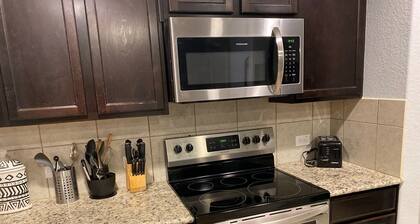 Large Cold/Hot tub House by SeaWorld & Lackland