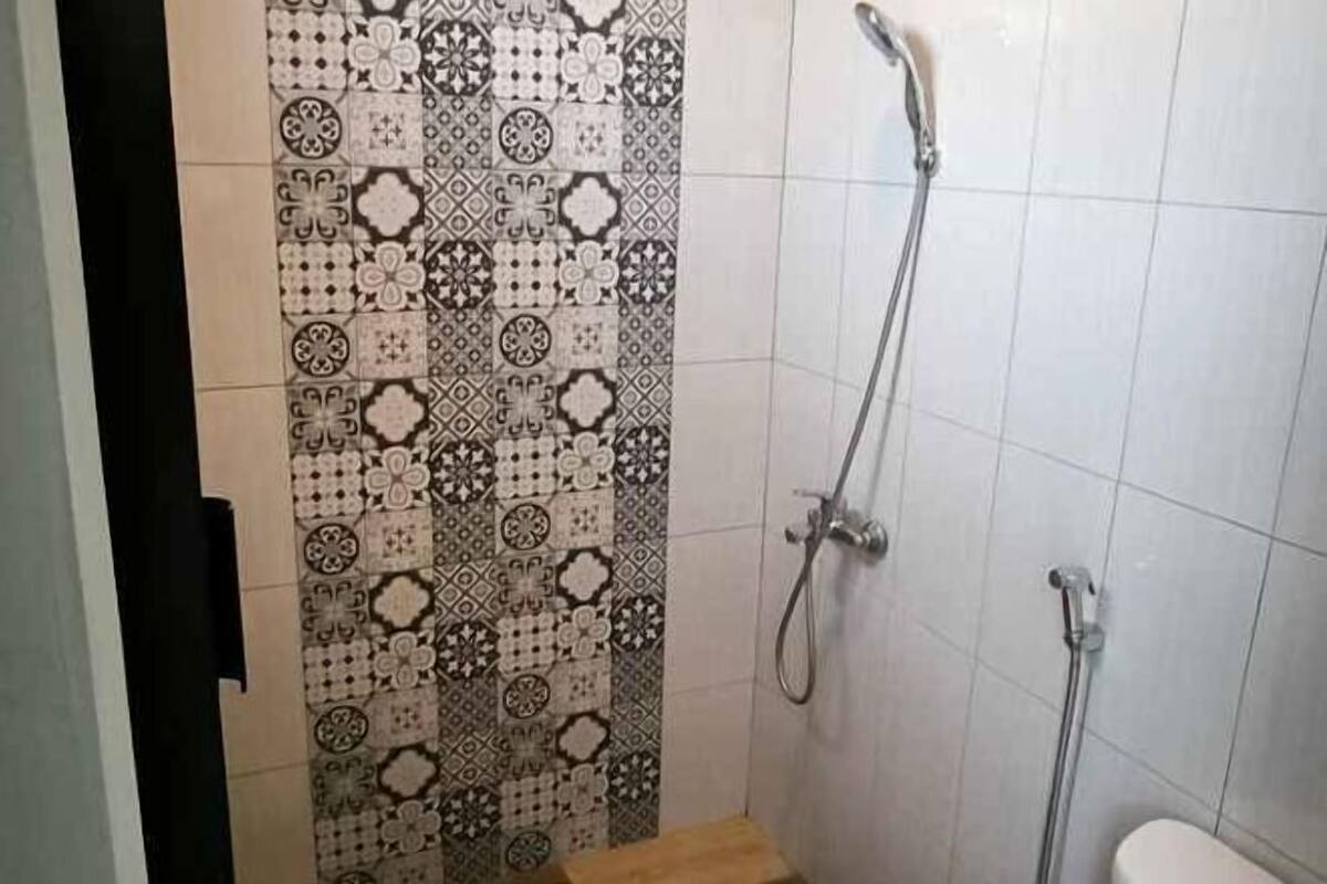 Ducha, cabezal de ducha tipo lluvia, toallas