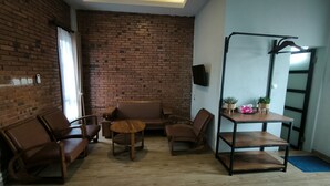 Family Studio Suite | Ruang tamu | 32 inci televisyen skrin rata dengan kabel 