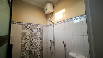 Habitación estándar con 2 camas individuales | Baño | Regadera, regadera tipo lluvia, toallas