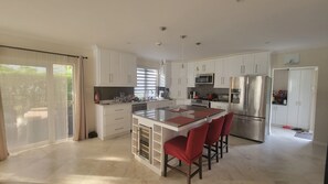 Fridge, microwave, oven, stovetop - Rendezvous Meadows - Lovely 3 bed 3 bath house, fully enclosed with office/patio (Christ church)